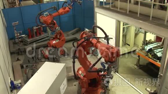 装配线上的工业机器人视频
