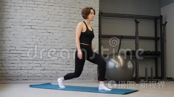 健身白人妇女在健身房做腿部肌肉锻炼的弓步练习。 活跃的女孩向前走一条腿