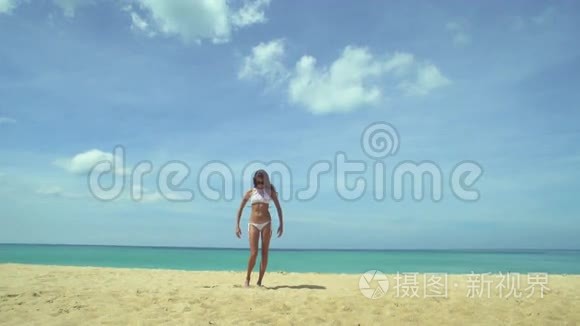 海滩上的女孩和飞机降落