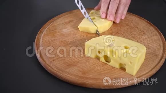 厨师用洞切奶酪视频