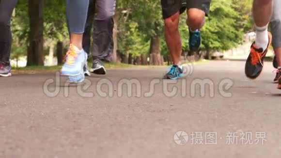 马拉松运动员的脚视频