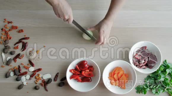 切洋葱，做沙拉。 顶部视图首席切割蔬菜。 健康生活方式，饮食