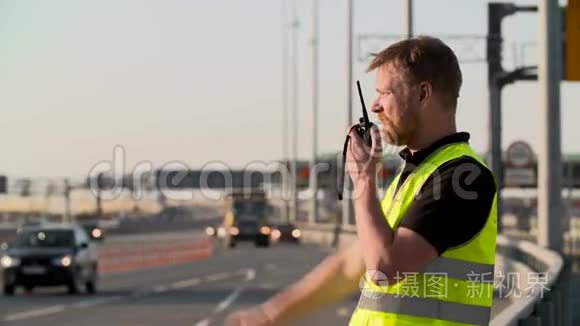 有对讲机的交警在高速公路工作视频