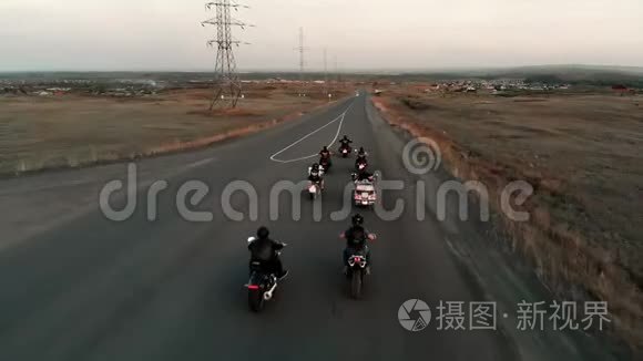 柏油公路上的摩托摩托车。 空中景色