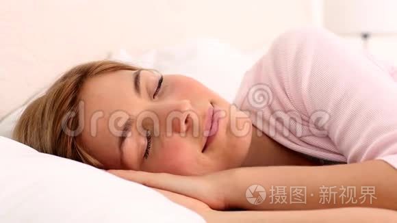 金发女人享受她的睡眠视频