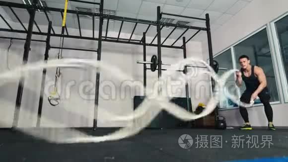 一个在健身房做跳绳运动的人