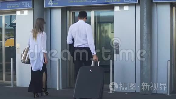 年轻夫妇在机场商务旅行旅行和旅游进入电梯