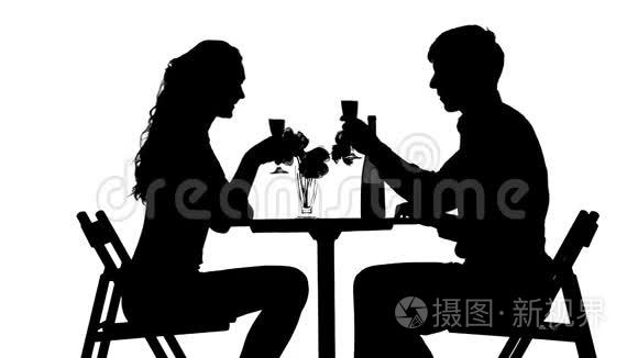 浪漫的一对夫妇在吃晚饭，戴着眼镜