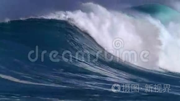 巨大的波浪