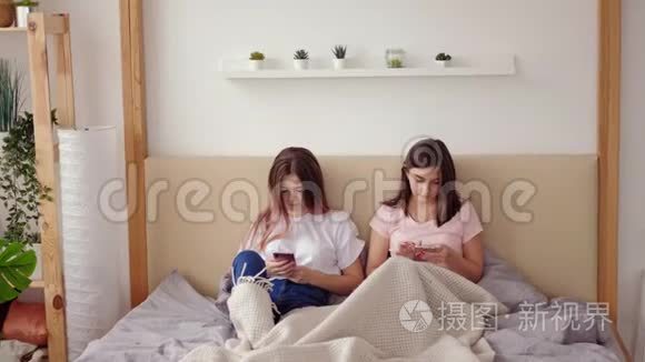 青少年用智能手机欺骗女性朋友