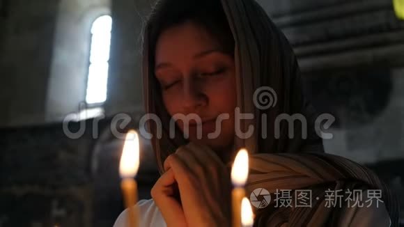 戴头巾的女人在东正教教堂祈祷
