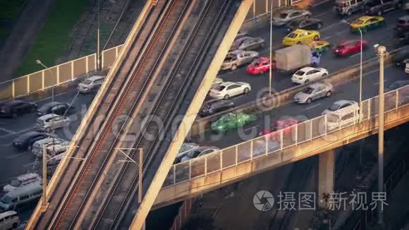 地铁列车在高速公路上通过汽车