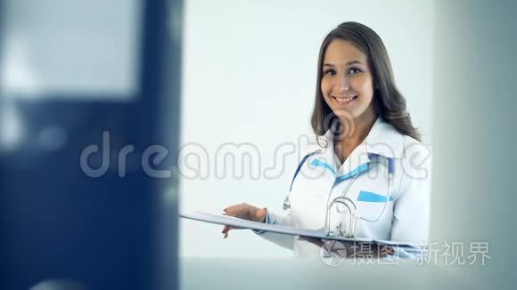 微笑女医生在医院取文件夹