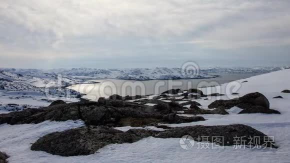 北冰洋，冬季，雪岸，俄罗斯，风景秀丽的北方野生自然。 美丽的雪，冬天的冰，寒冷的兰