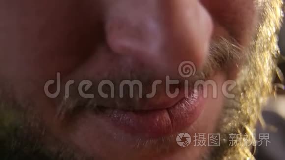 在他的皮肤上时，特写了残忍的胡须男人的脸和眼睛。