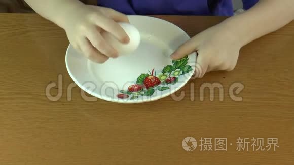 婴儿清洁鸡蛋视频