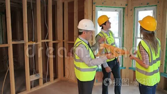 建筑师规划房屋的建造视频