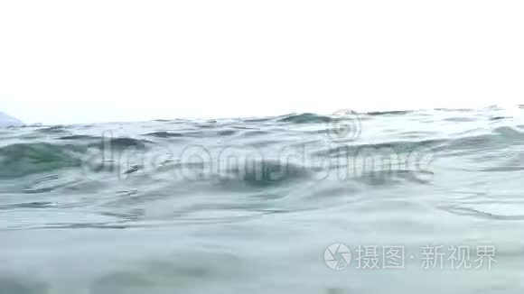 海水中有波浪