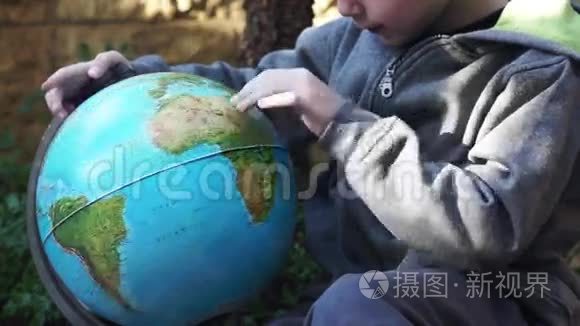孩子玩地球仪视频