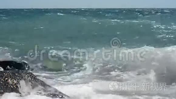 波浪冲击岩石视频