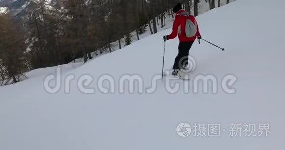 滑雪者跟随视频