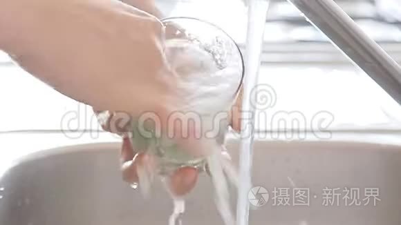 女人用肥皂洗手