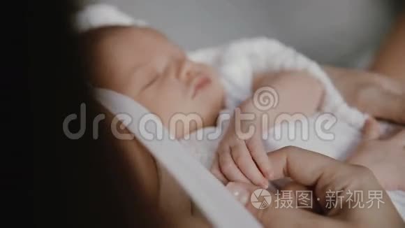 新生婴儿手握成人手指