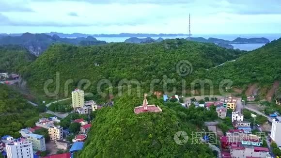 在山顶上有地标的城市上空展开