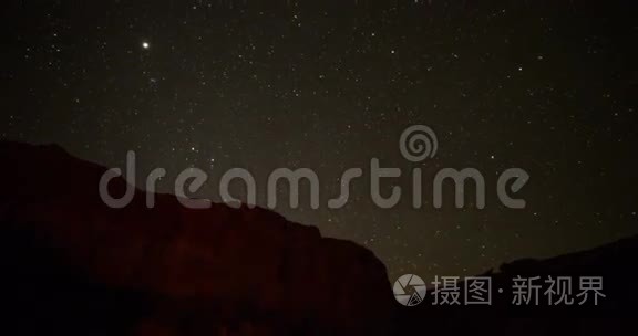 星光闪耀的夜晚伴随着群山视频