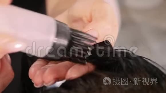女人处理头发