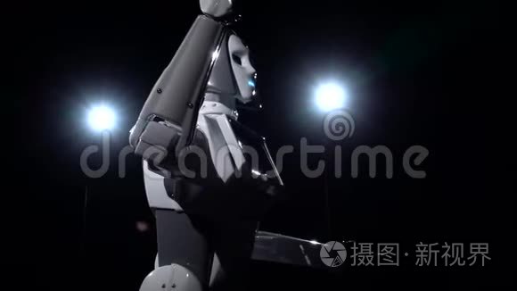 机器人用手移动和手势。 黑色背景