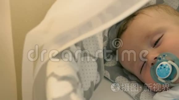 迷人的婴儿正睡在婴儿床上的肖像
