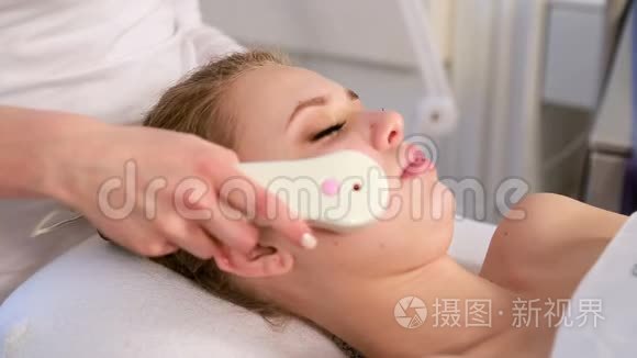 水疗中女性面部高频皮肤治疗视频