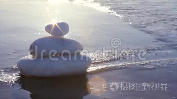 禅意和海浪的石头视频