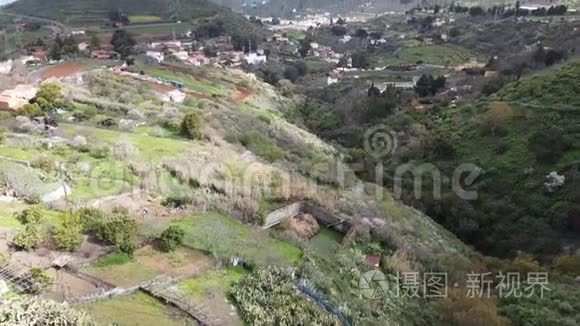 山谷在2座山之间