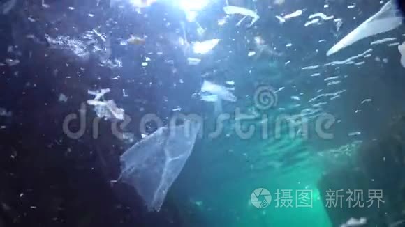 塑料垃圾等杂物漂浮在水下.. 海洋污染。 水中的塑料碎片，杀死野生动物。