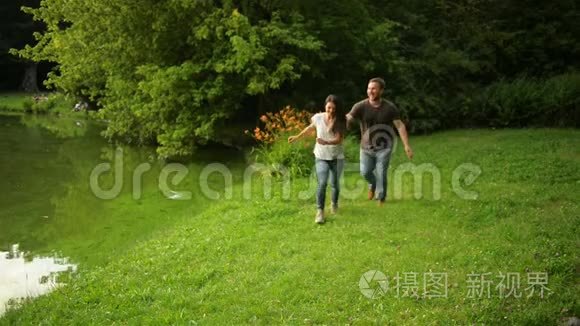 快乐的一对夫妇在外面玩，享受在公园里一起度过的时光。 强壮的男孩把他的女朋友带到户外。