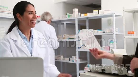 微笑的药剂师把纸递给顾客视频
