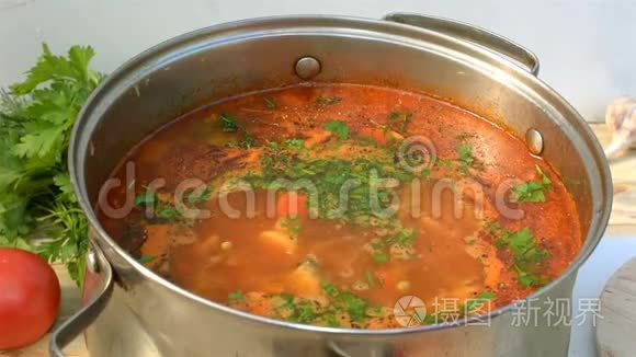 锅与自制开胃和美味的罗宋汤。 红甜菜根蔬菜汤，在平底锅中煮沸。