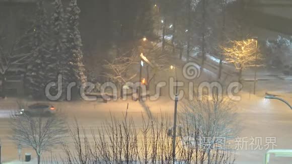 冷雪冬夜的车流及停车场鸟瞰图视频