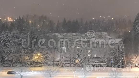 冷雪冬夜的车流及停车场鸟瞰图视频