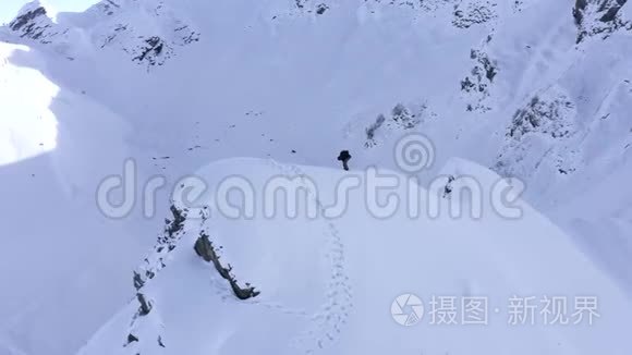 野山雄蜂观雪峰滑雪板视频