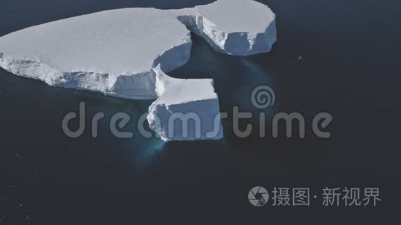 南极透明水面冰山漂浮视频