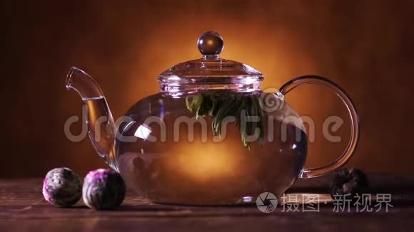 绿茶花在玻璃茶壶中绽放视频