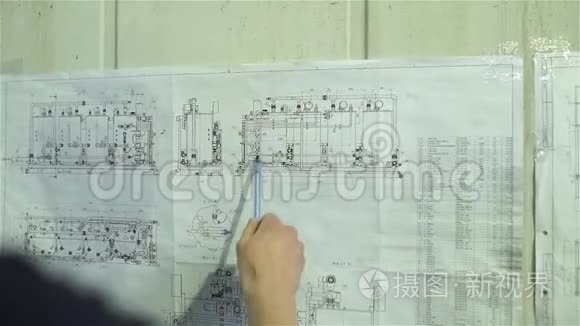 工程师研究了水处理厂的方案视频