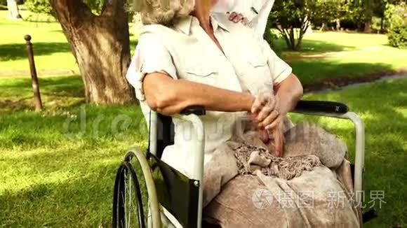 护士在外面和轮椅上的女人说话视频