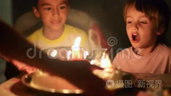 快乐的孩子在周年纪念日吹蜡烛视频