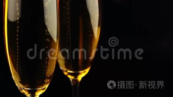 玻璃边的酒和酒壶视频