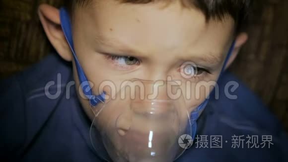 这个男孩正在通过吸入器呼吸视频