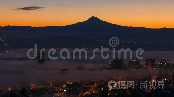 超高清晰度4k时间推移电影日出与滚动雾山。 霍德和波特兰市